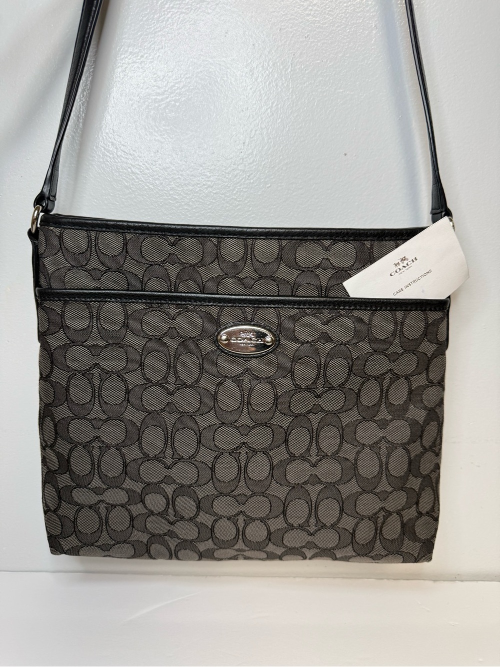 Bolso Bandolera Coach Outline
Signature File Bag Gris/Negro F36182